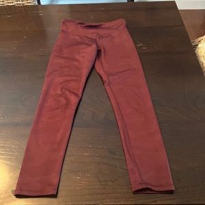 Old Navy large, active wear leggings, slight army print design burgundy color